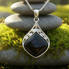 Z ARRON DESIGN Collar con colgante de alambre de cobre con piedra lunar Serenity