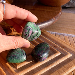 Ruby σε Zoisite Tumbled Stone