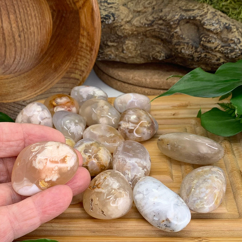 Pedra caída de ágata em flor de cerejeira