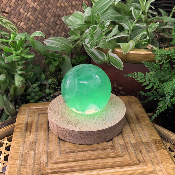 Lumière d'ambiance en cristal (sphère de fluorite verte-moyenne)