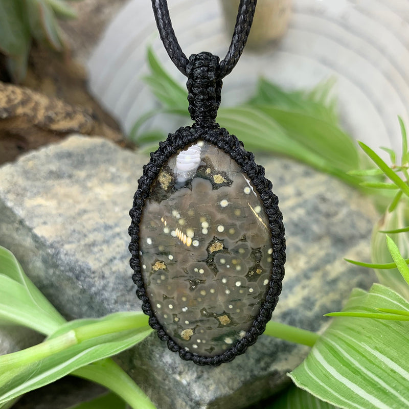 Colar com pingente de macramé Ocean Jasper