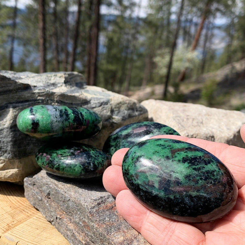 Rubi em Zoisite Palmstone