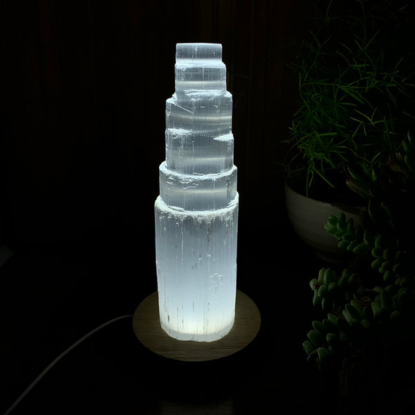 Luce d'atmosfera con torre in cristallo di selenite